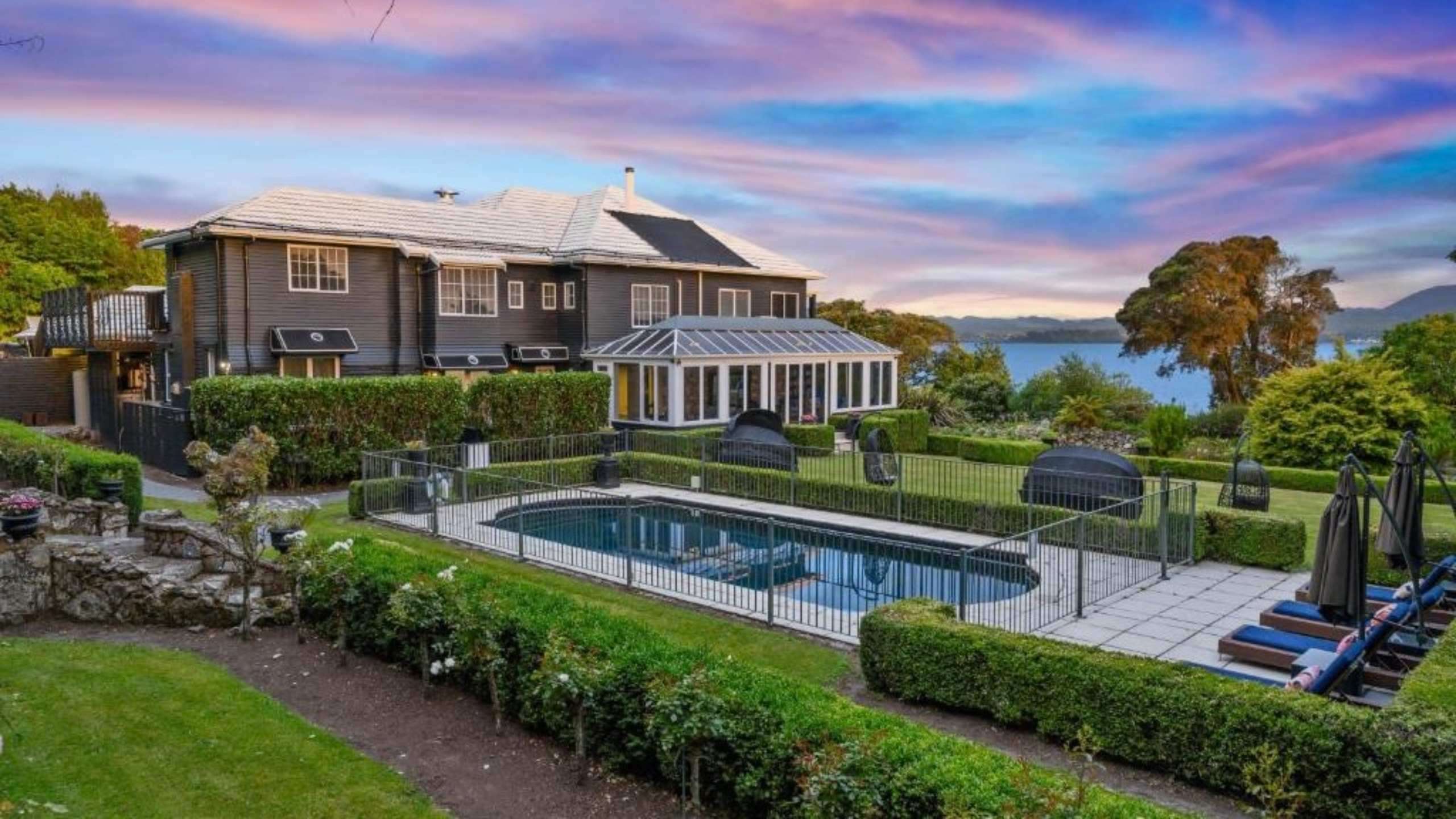 Black Swan Lakeside Boutique Hotel