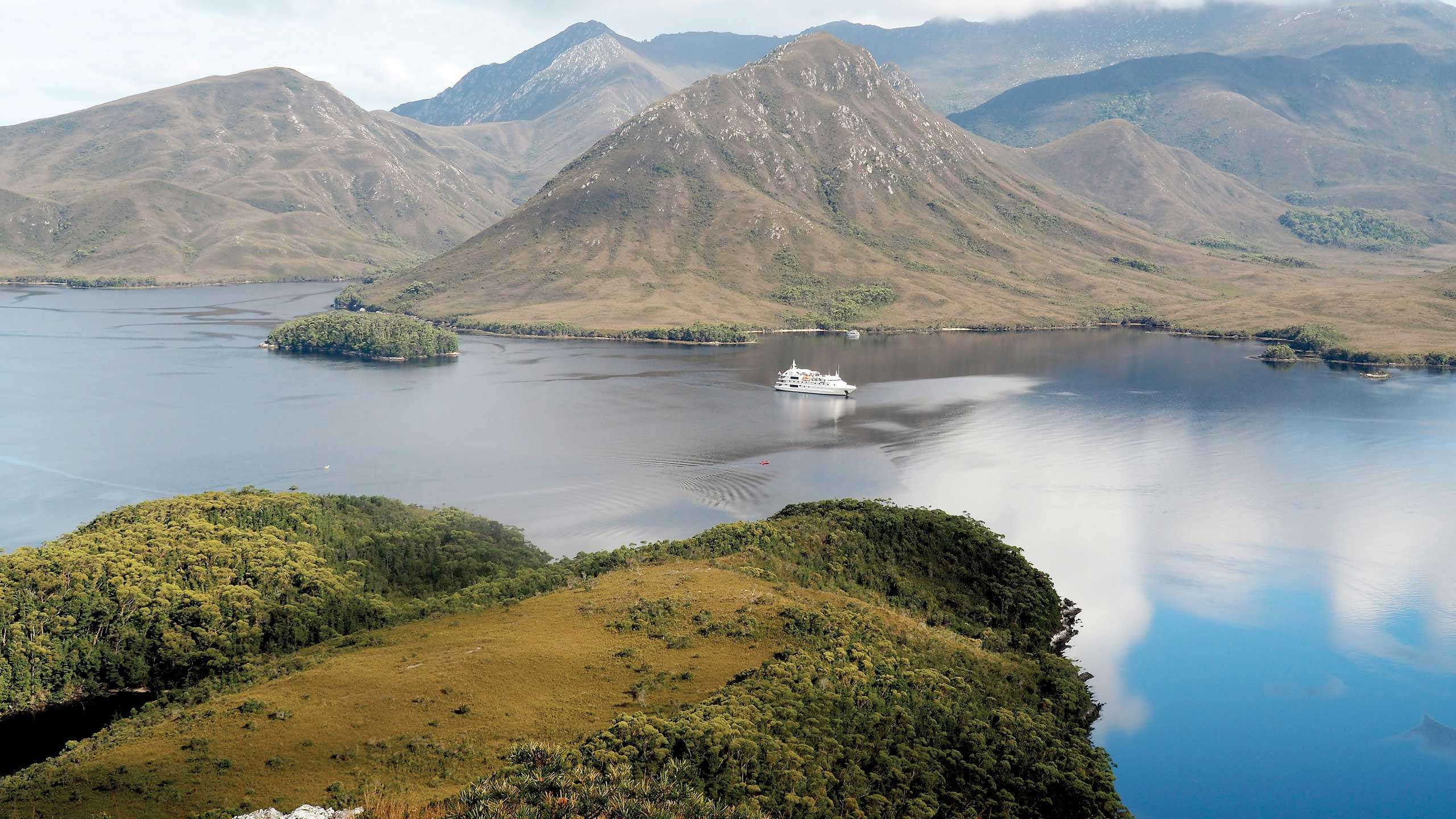 Circumnavigation of Tasmania (Hobart - Hobart) 17D16N 