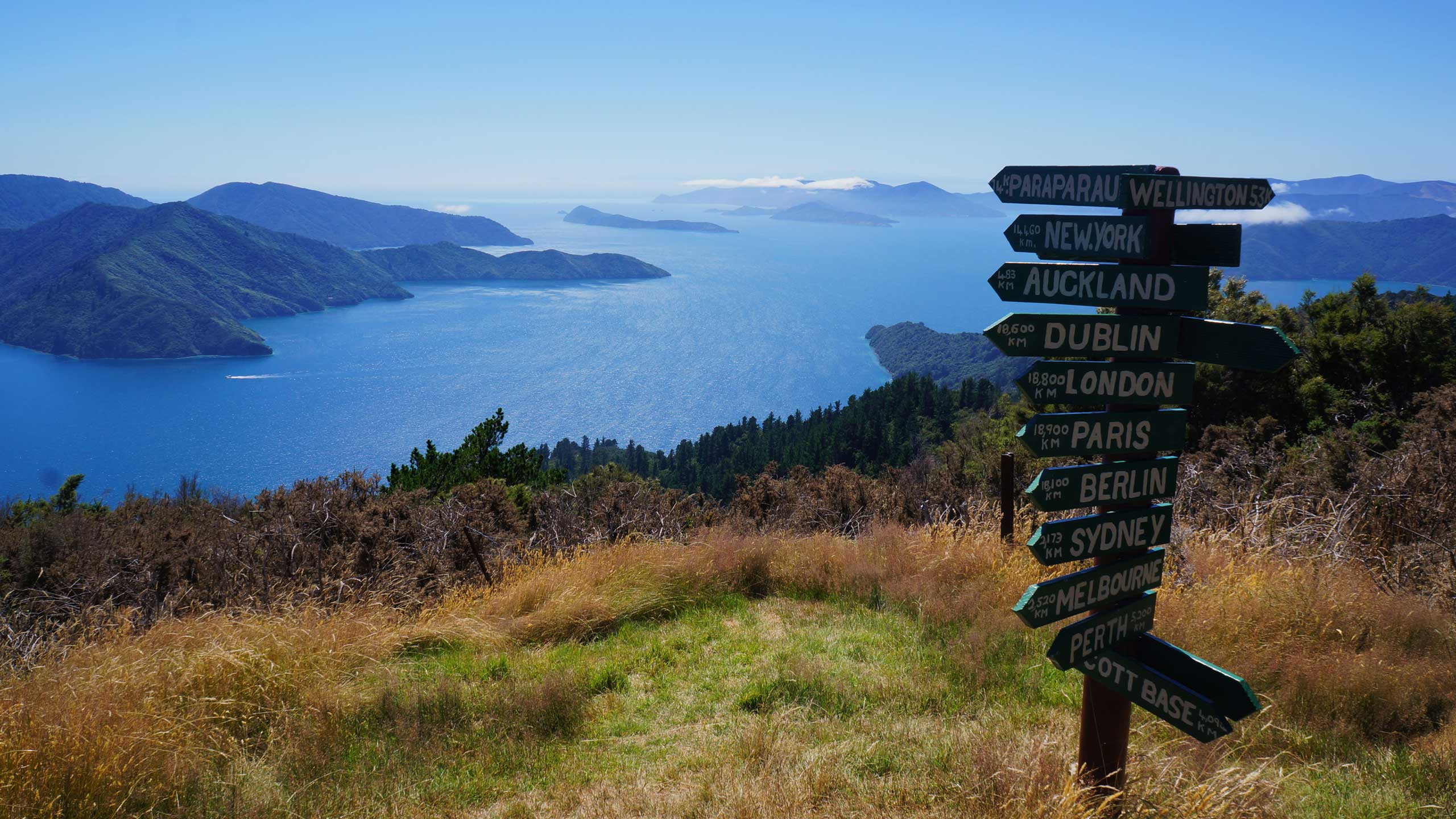 queen-charlotte-track-wooden-signpost-new-zealand