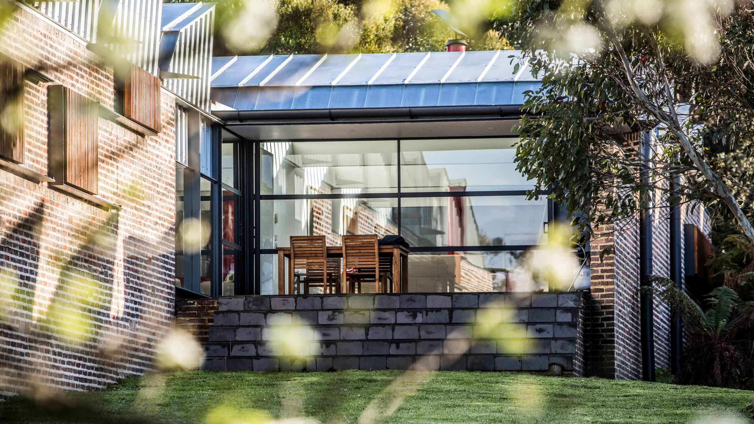 alkina-lodge-great-ocean-road-victoria-australia-exterior-outdoor-seating