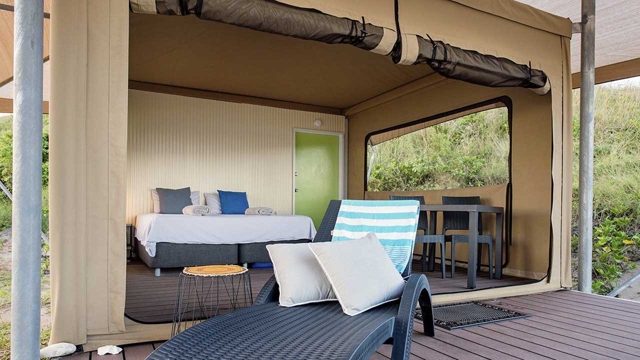 banubanu-beach-retreat-deluxe-beach-front-bungalow-inside-