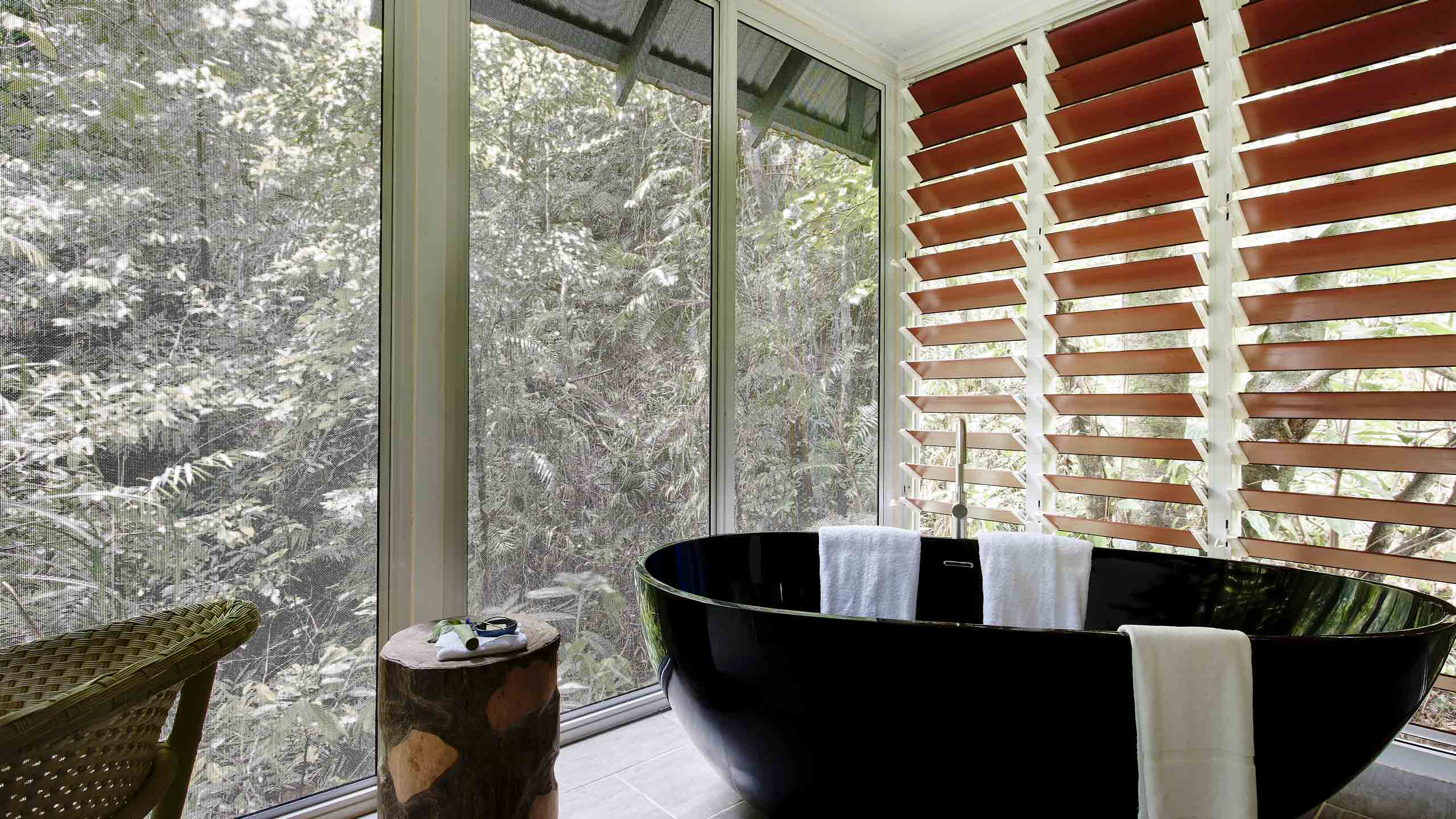 daintree-ecolodge-queelsand-accommodation-bathroom-bath