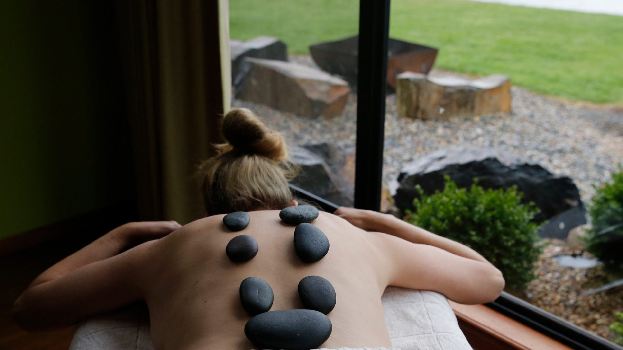 eagles-nest-retreat-tasmania-australia-massage