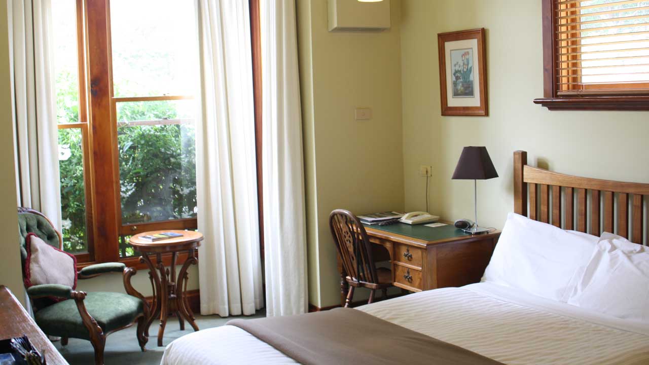 franklin-manor-tasmania-australia-strahan-queen-room