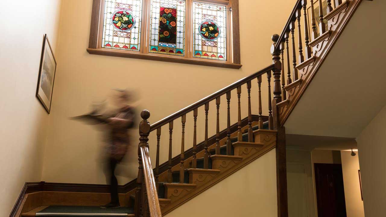 franklin-manor-tasmania-australia-strahan-staircase