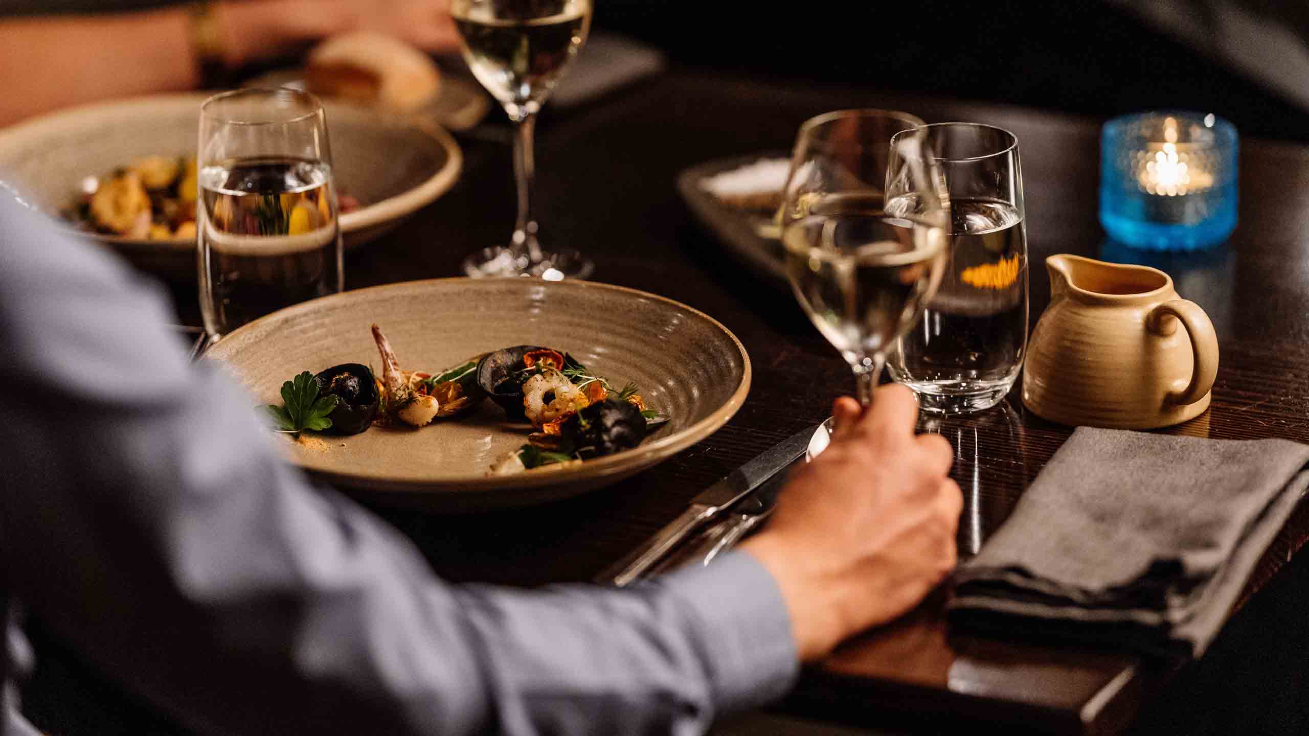 freycinet-lodge-east-coast-tasmania-the-bay-restaurant-dining