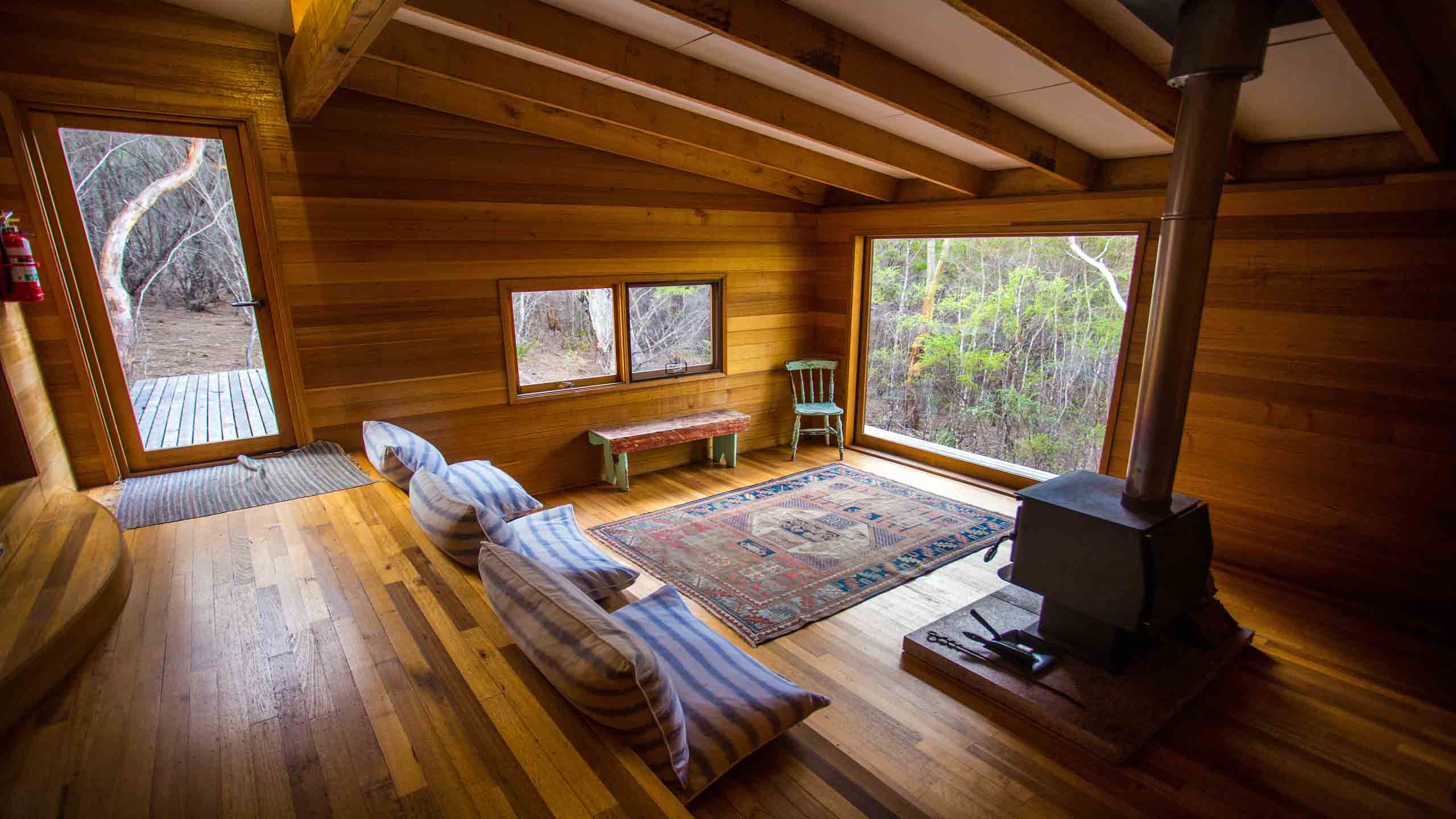 freycinet-friendly-beaches-lodge-tasmania-sitting-room