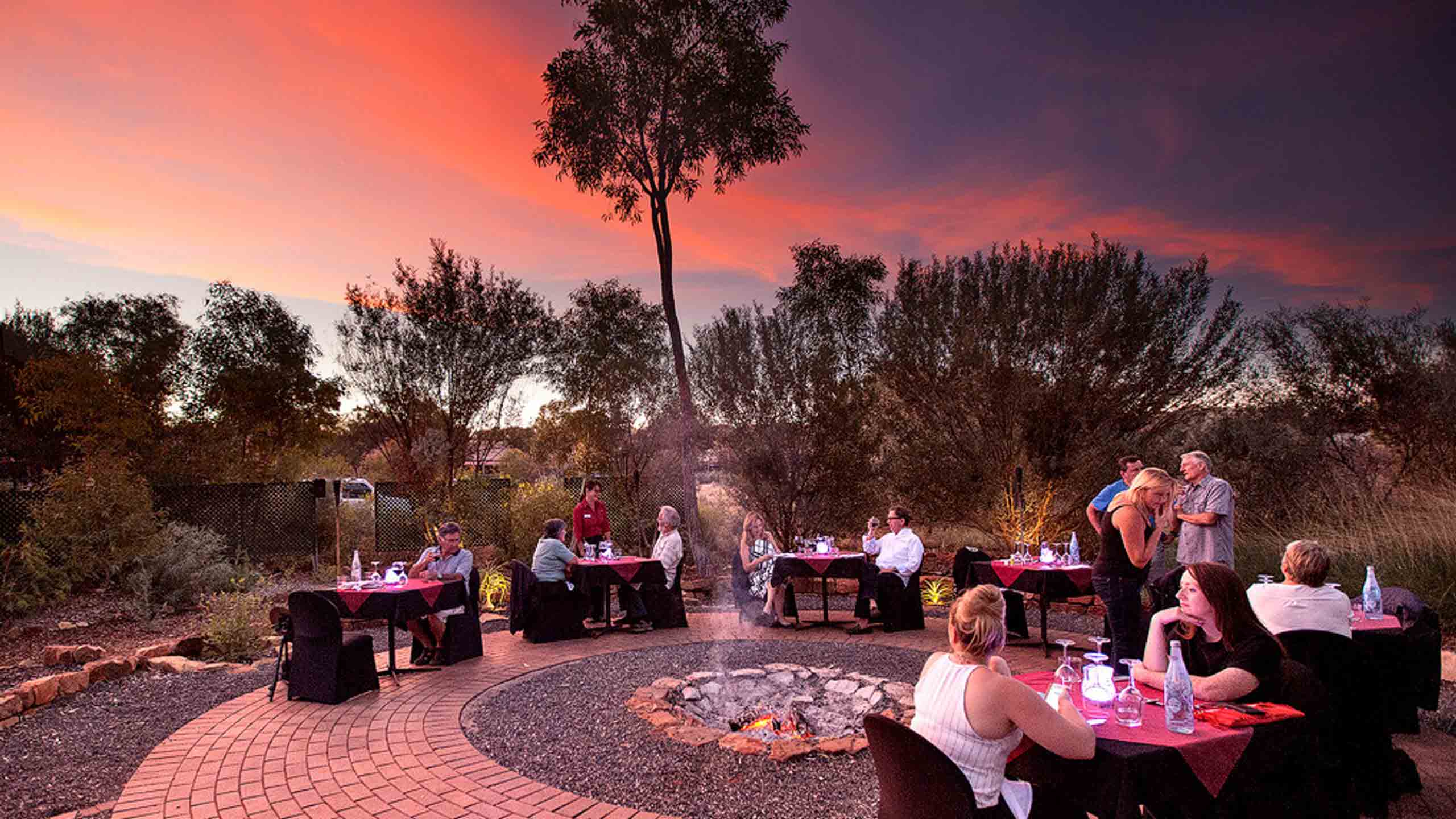 kings-canyon-resort-under-a-desert-moon-sunset