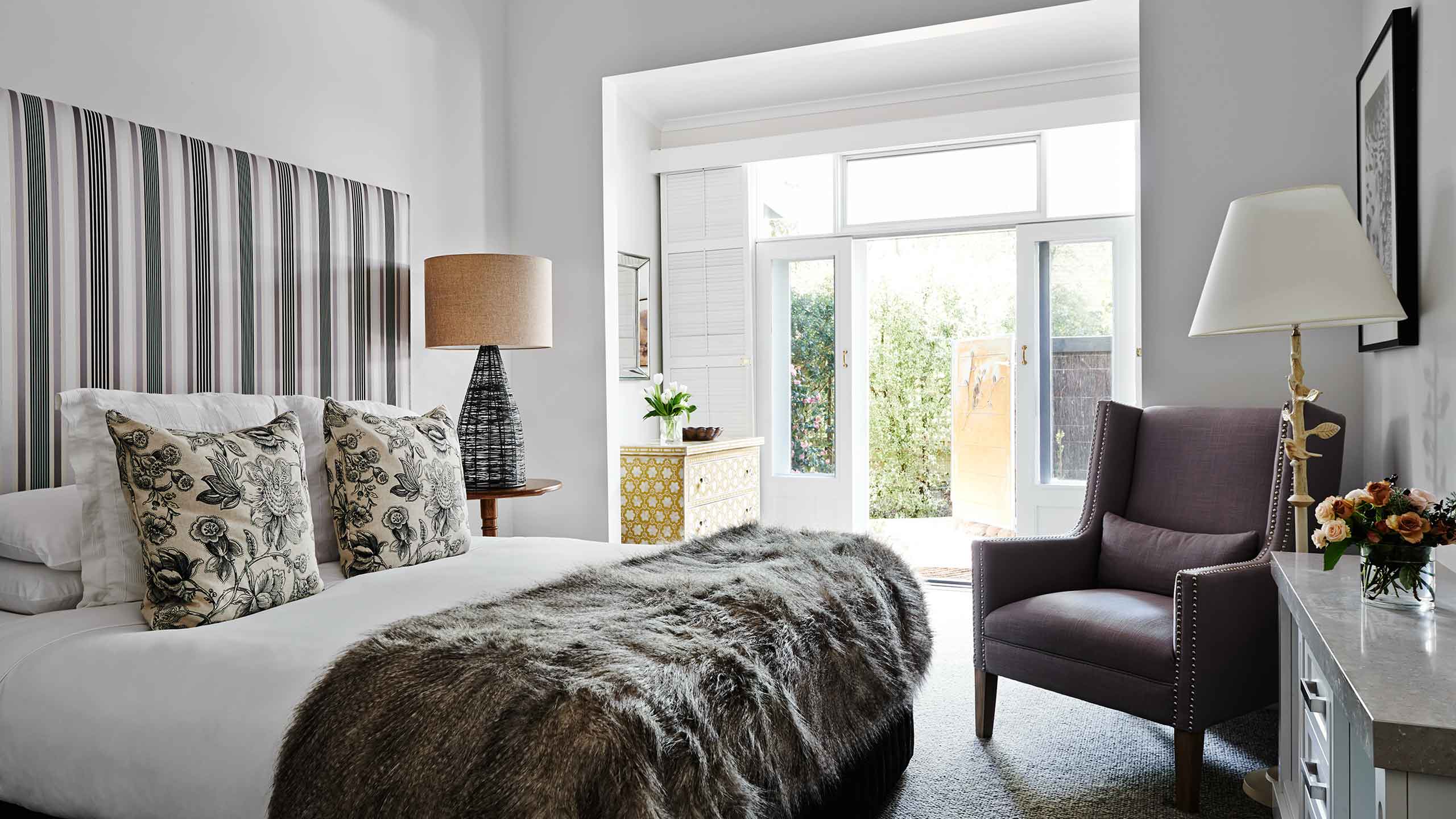 lake-house-daylesford-victoria-luxury-lodge-suite-bedroom