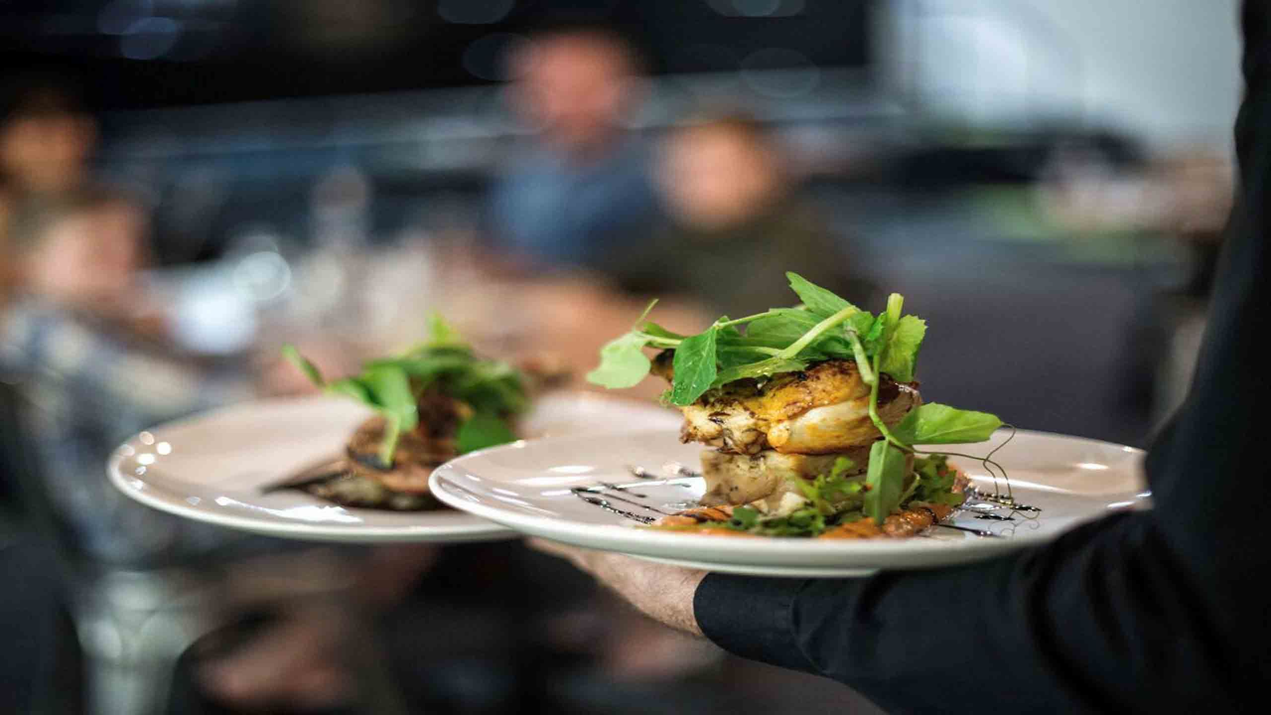 mercure-kakadu-crocodile-hotel-northern-territory-dinner-service