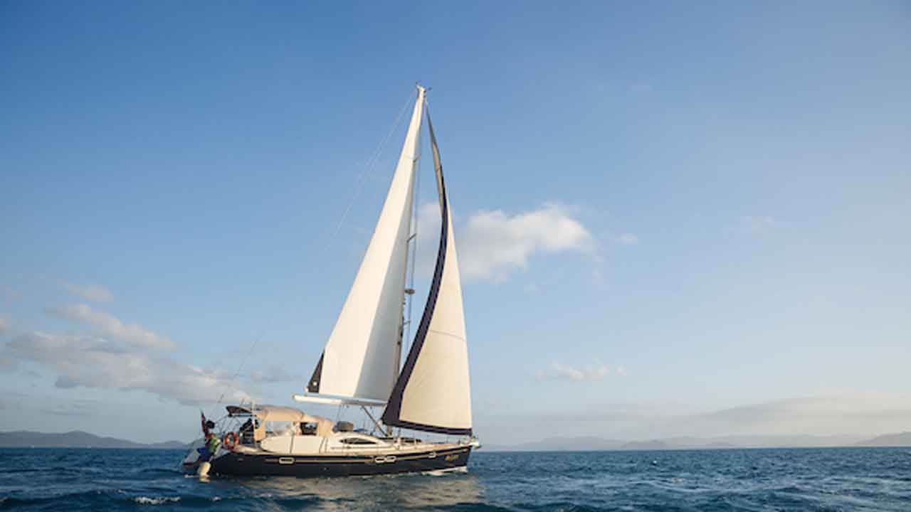 milady-french-yacht-australia-cruise-turning