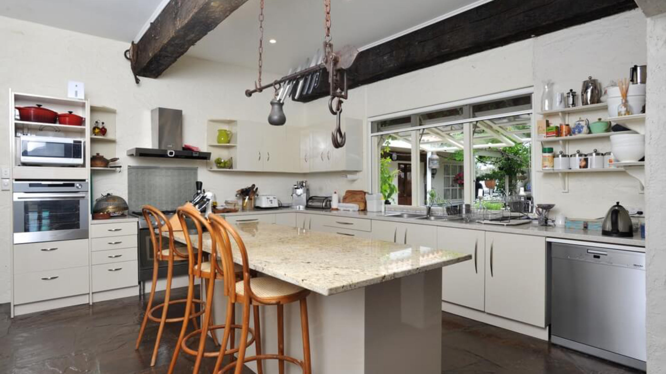 mollys-run-kangaroo-island-south-australia-kitchen