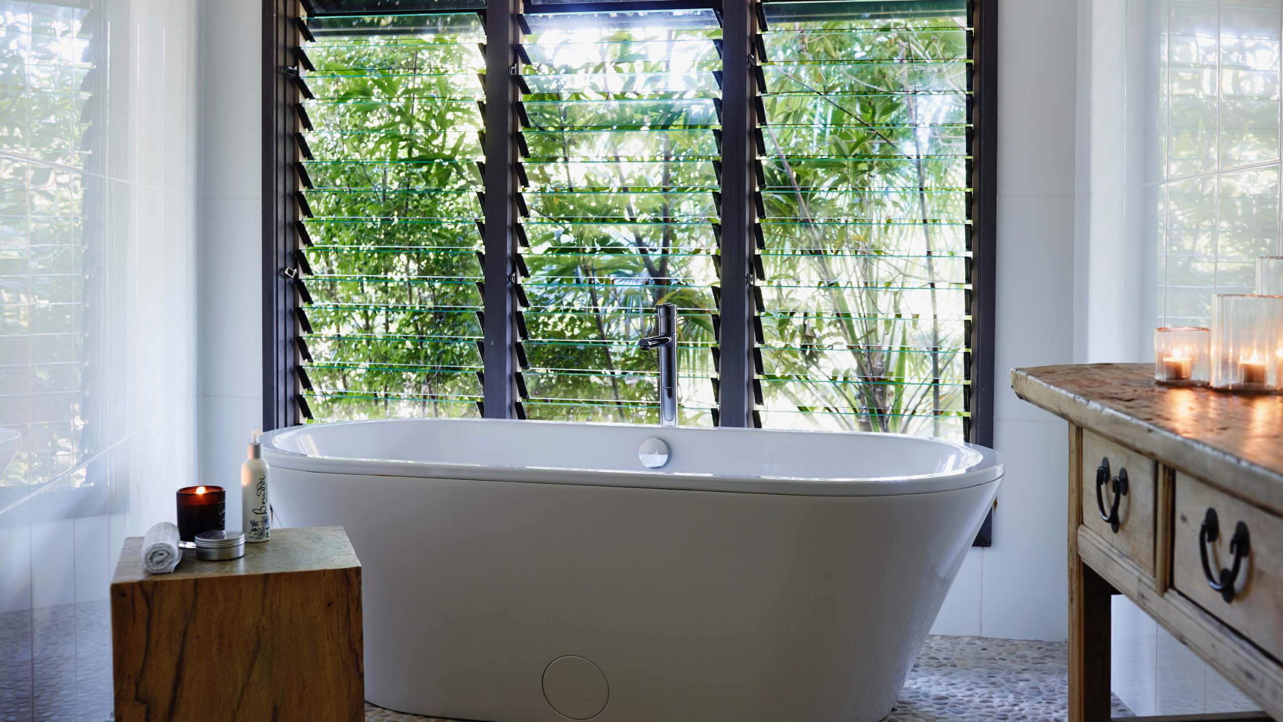 beach-house-new-south-wales-australia-luxury-accommodation-bathroom-bathtub-view