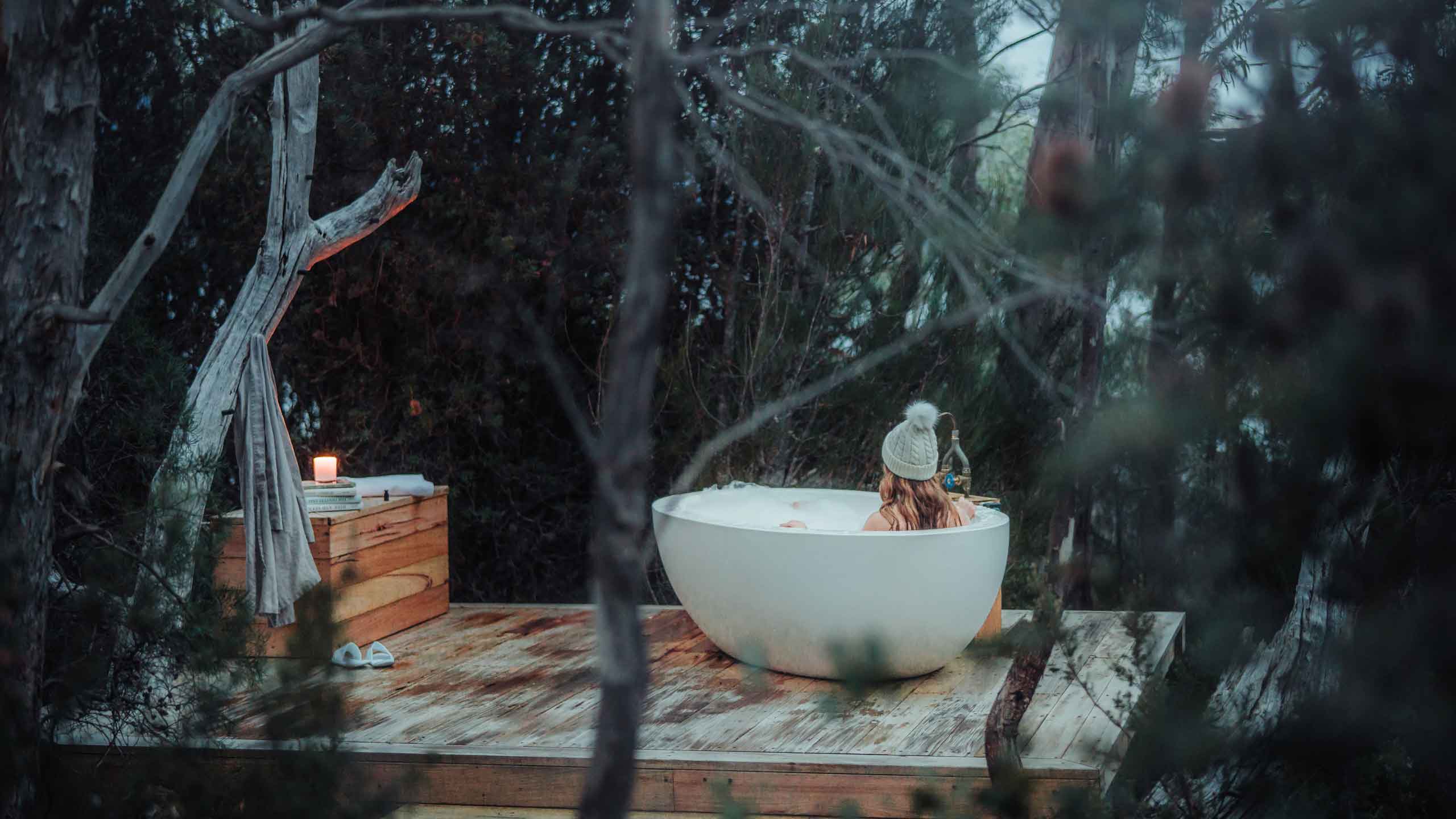 pumphouse-point-lake-st-clair-tasmania-the-retreat-outdoor-bath