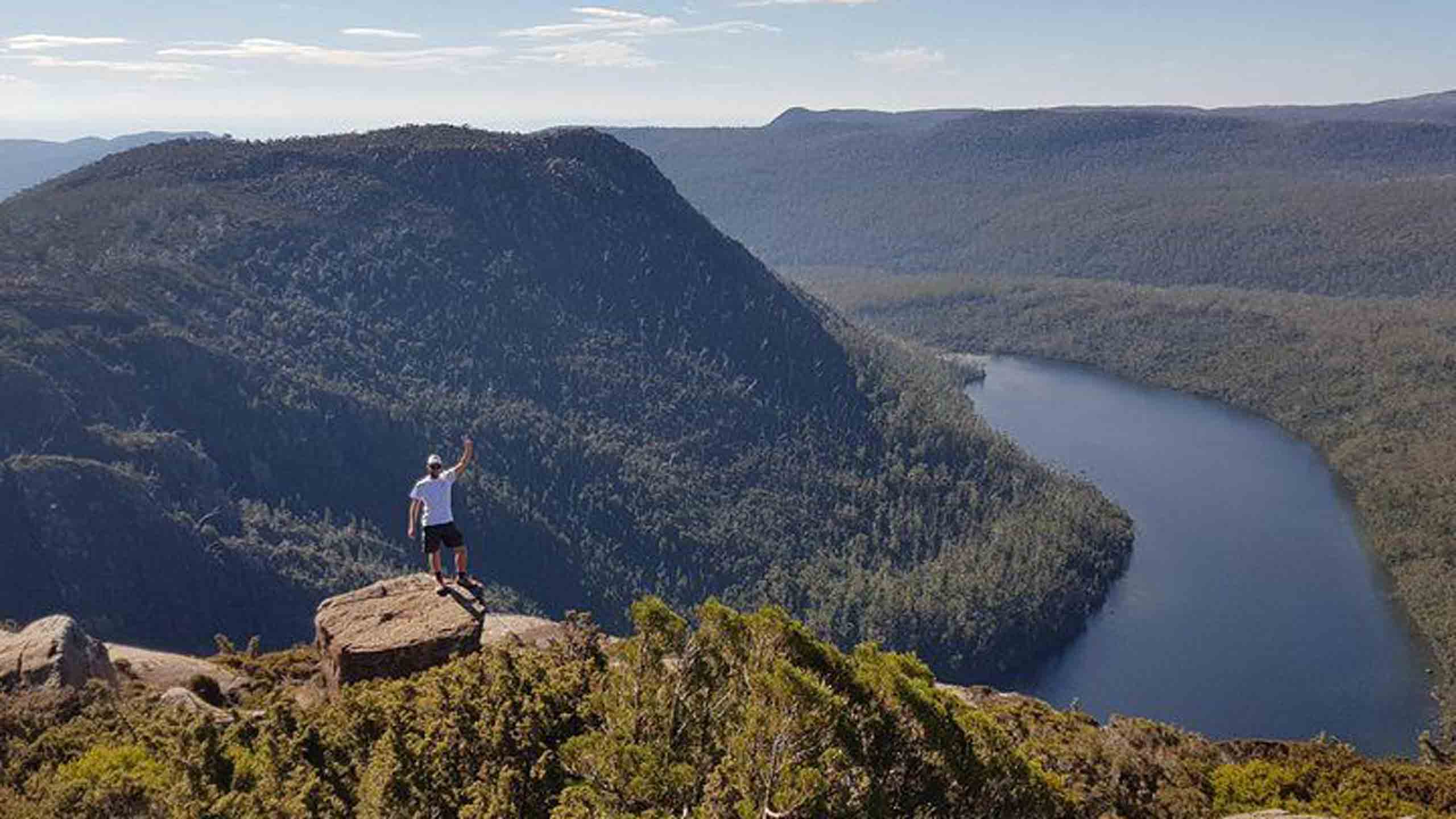 rathmore-house-tasmania-hollow-tree-hiking