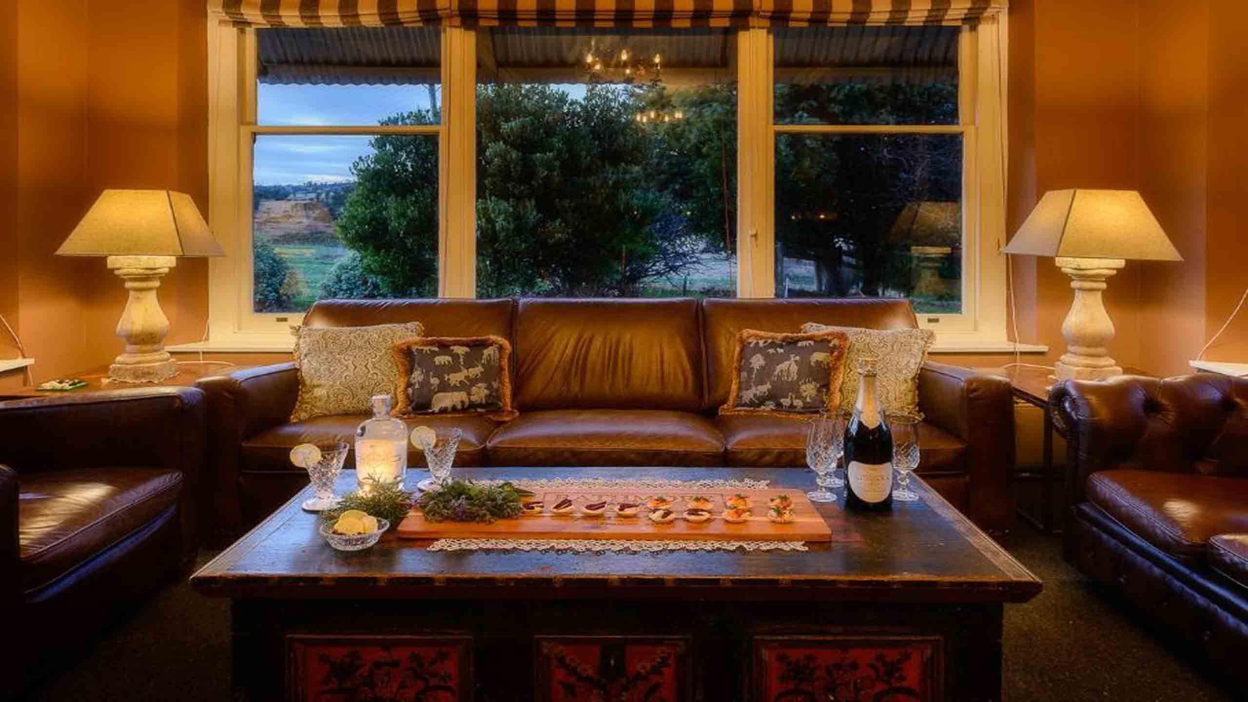 rathmore-house-tasmania-hollow-tree-lounge-area