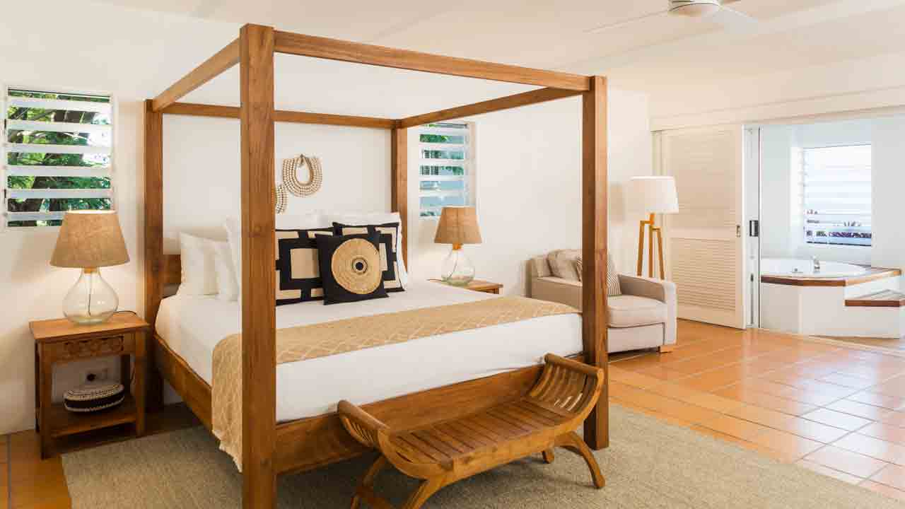 the-reef-house-palm-cove-cairns-queensland-Verandah-king-spa-suite-bed