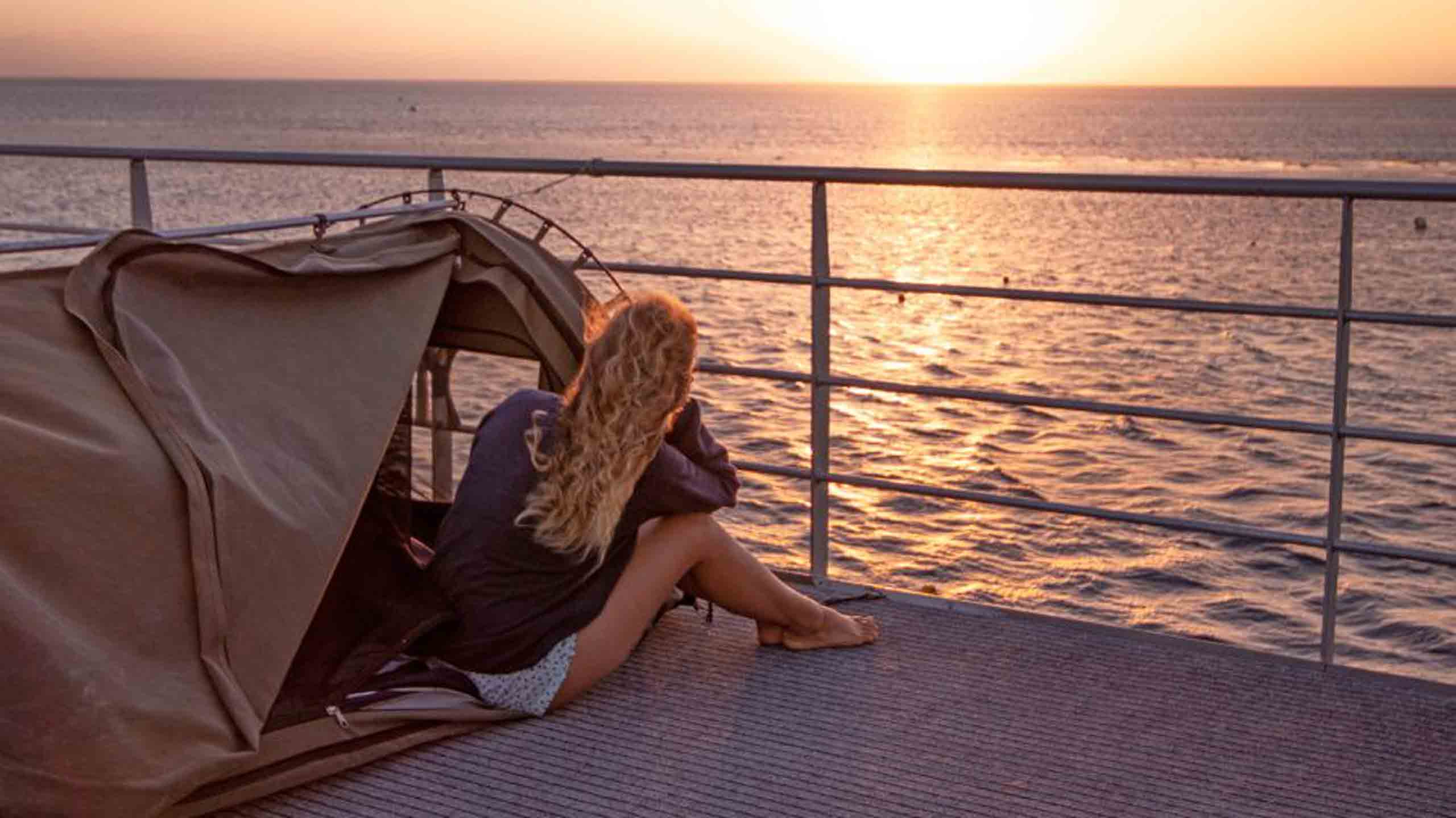 reefworld-great-barrier-reef-whitsundays-swag-at-sunset