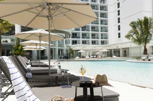 riley-cairns-pool-drinks