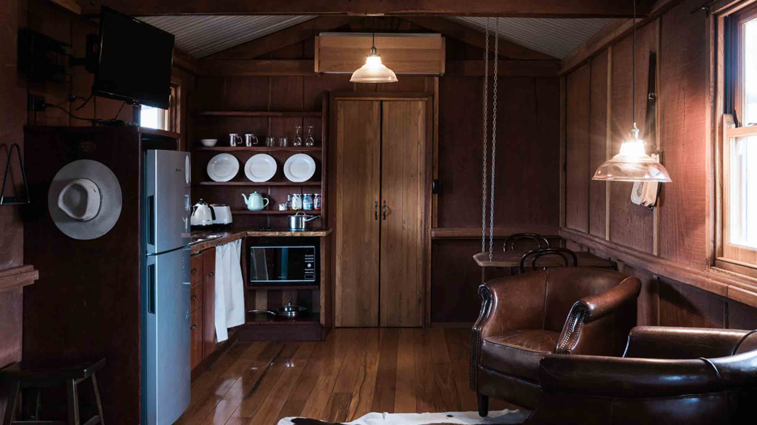 inside-slab-huts-saltbush-retreat-queensland-longreach