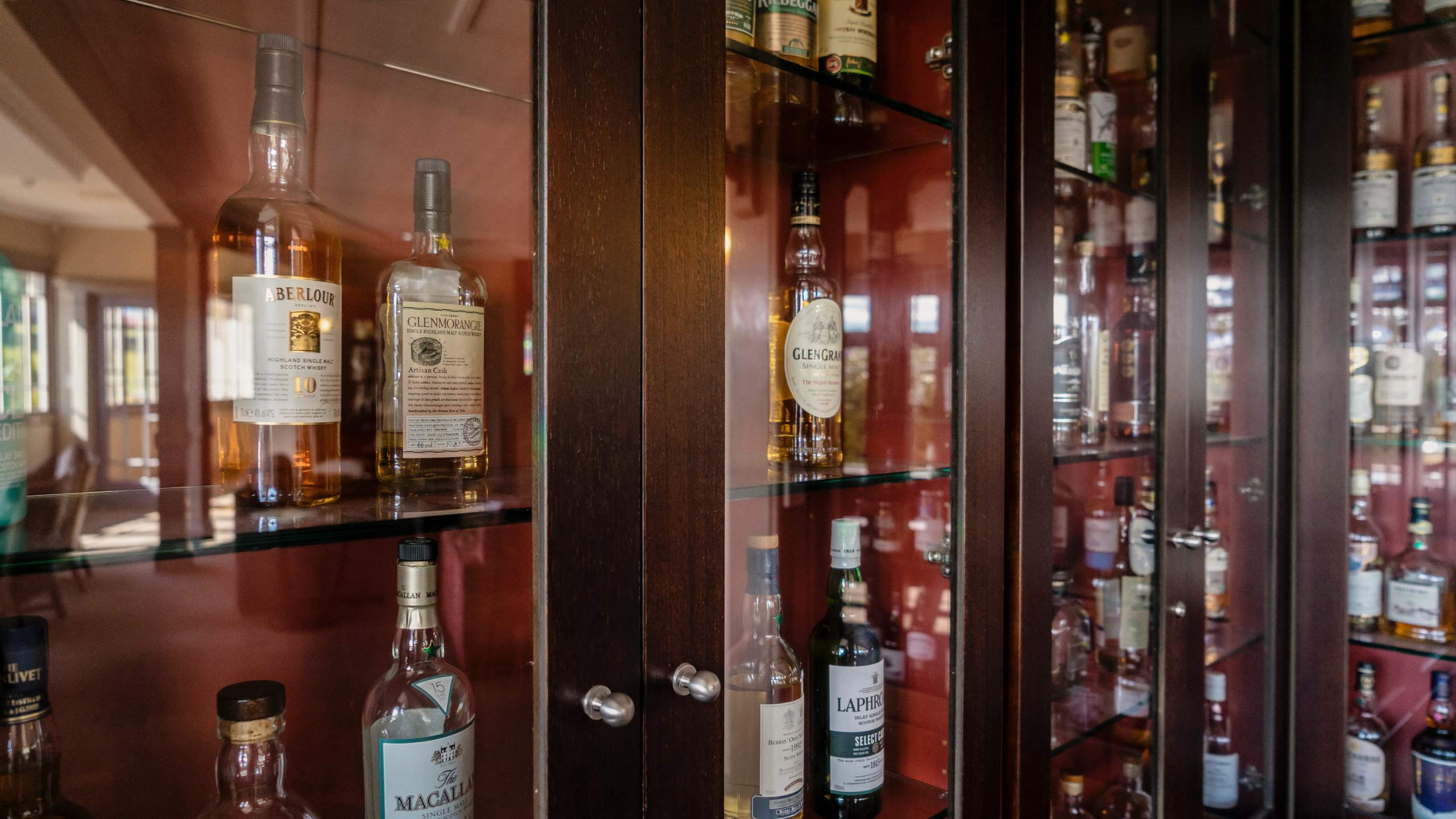 luxury-lodge-tarraleah-tasmania-australia-malt-whisky-library-bar