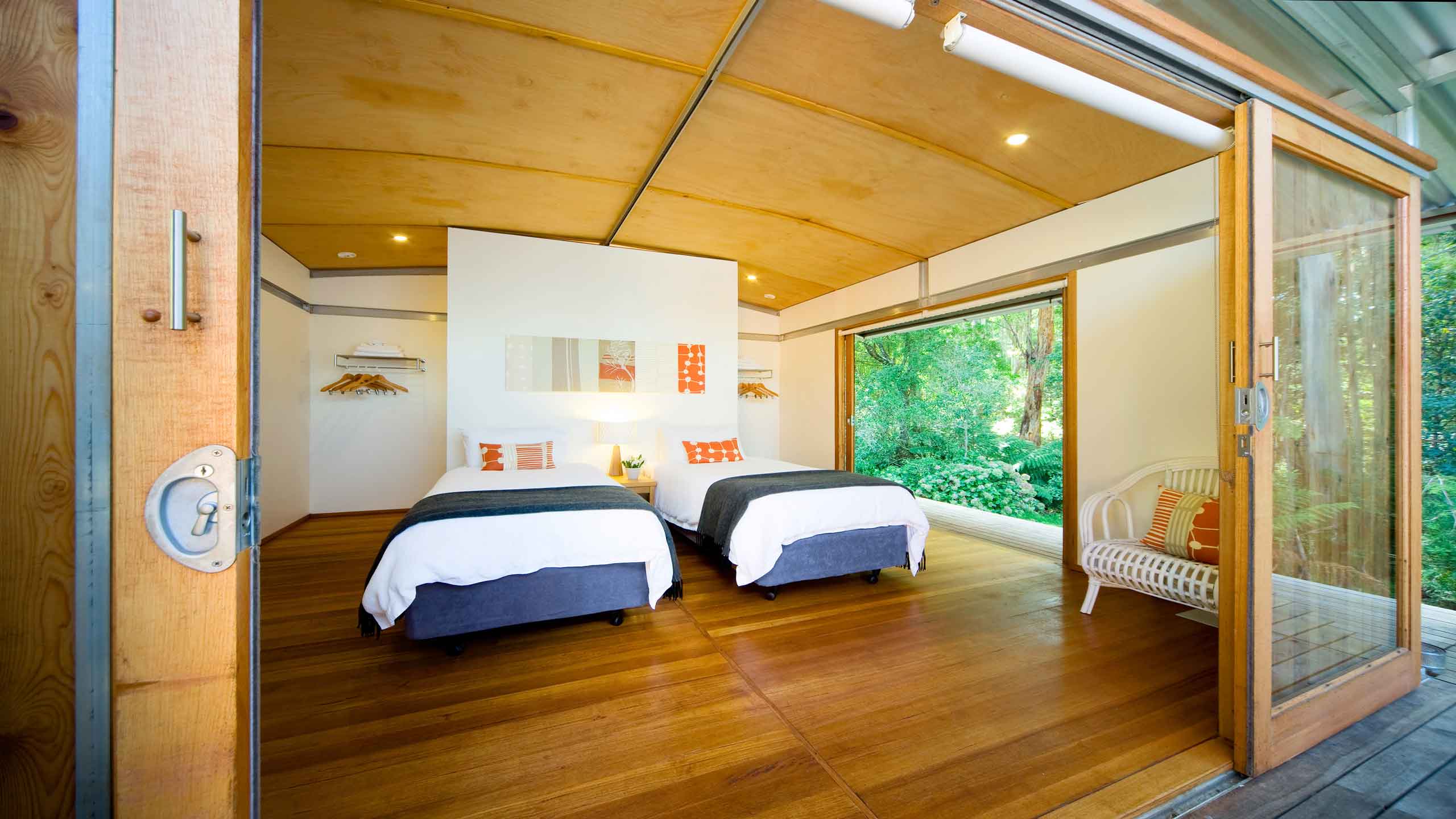twelve-apostles-lodge-great-ocean-walk-victoria-australia-twin-bedroom