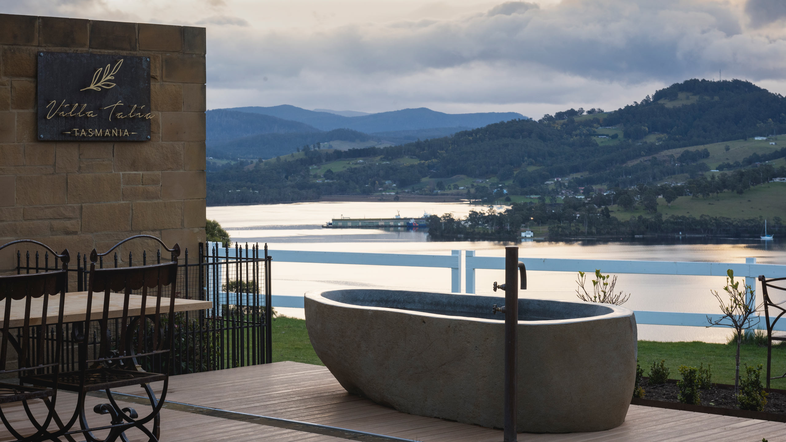 villa-talia-huon-valley-tasmania-bathtub-outside