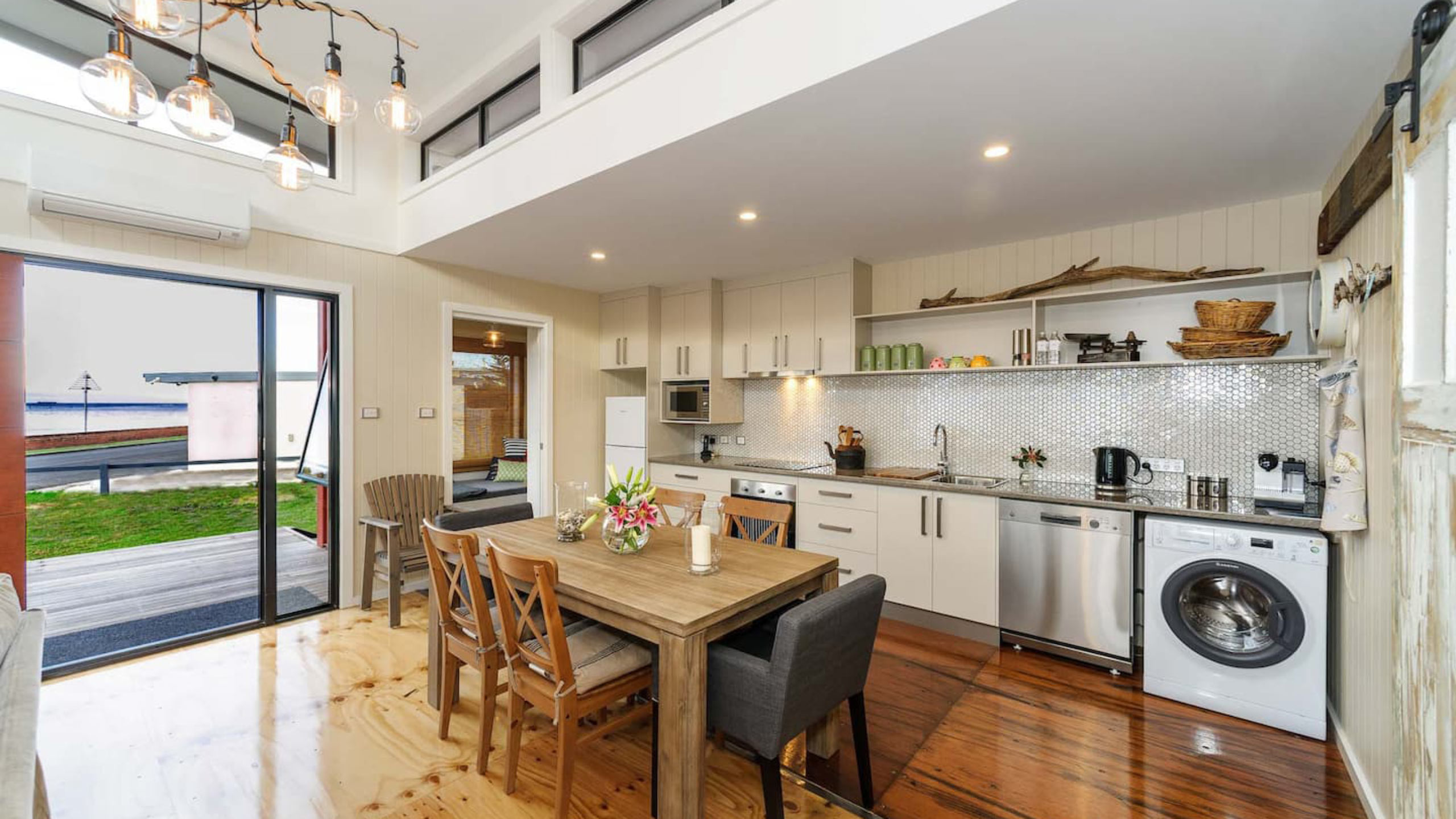 coastal-pods-wynyard-tasmania-australia-dining-and-kitchen