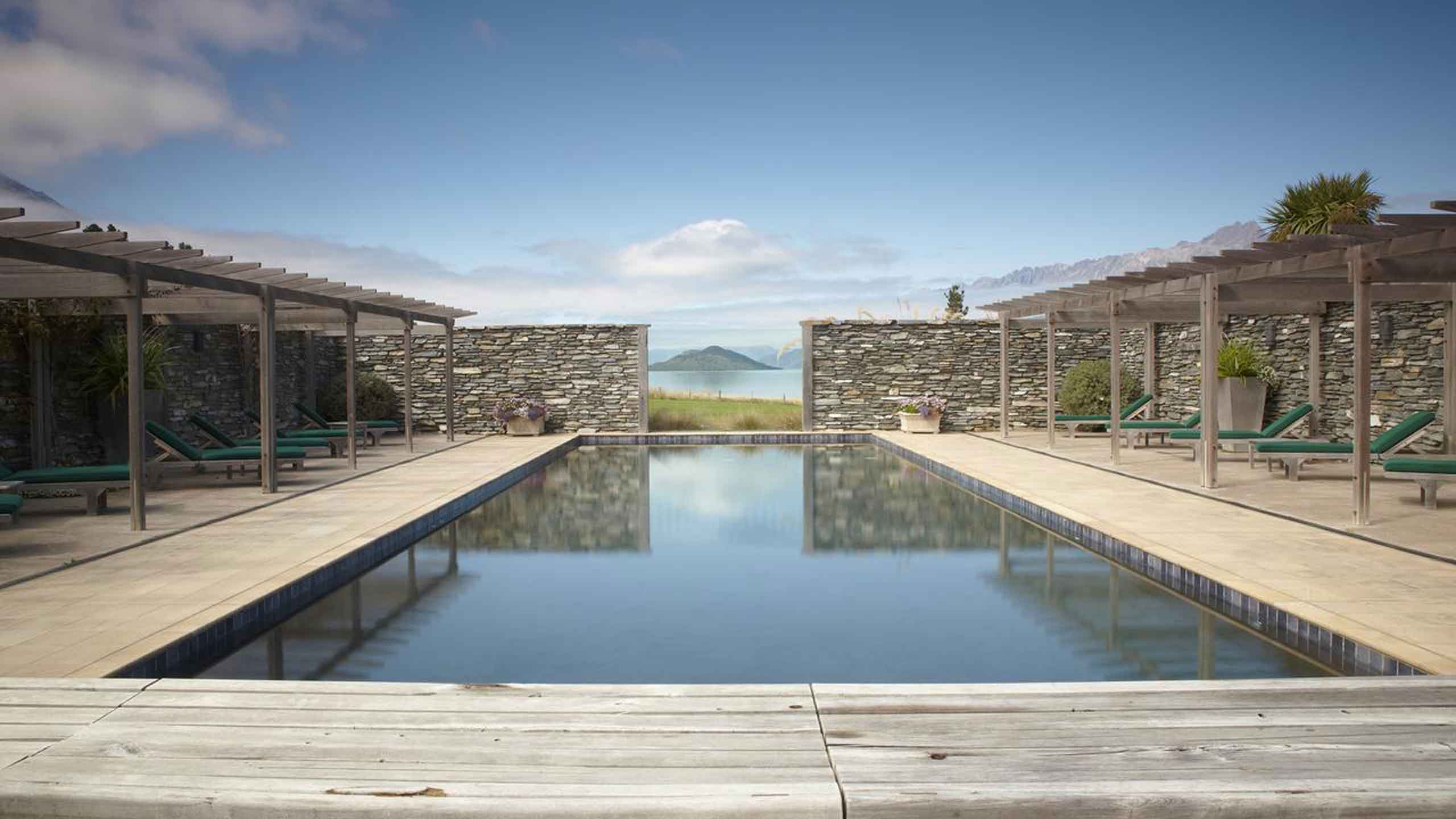 blanket-bay-lodge-glenorchy-new-zealand-pool