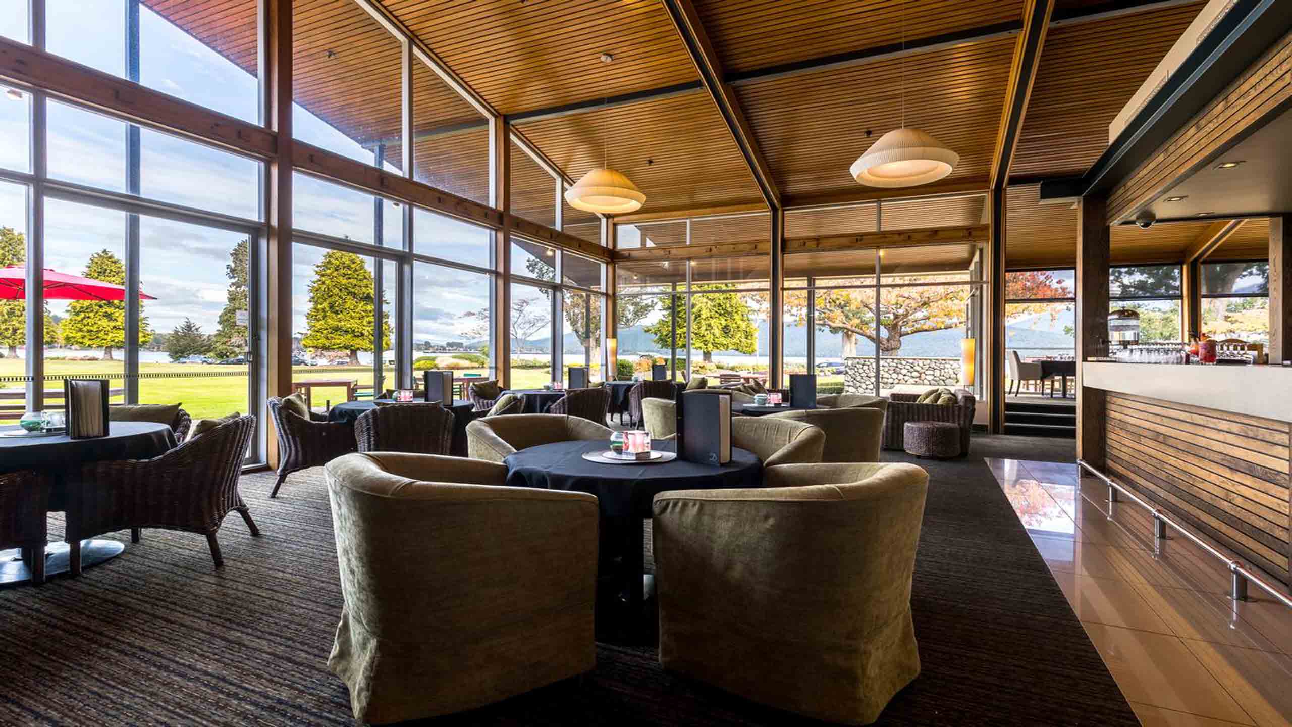 distinction-te-anau-hotel-and-villas-new-zealand-explorer-bar