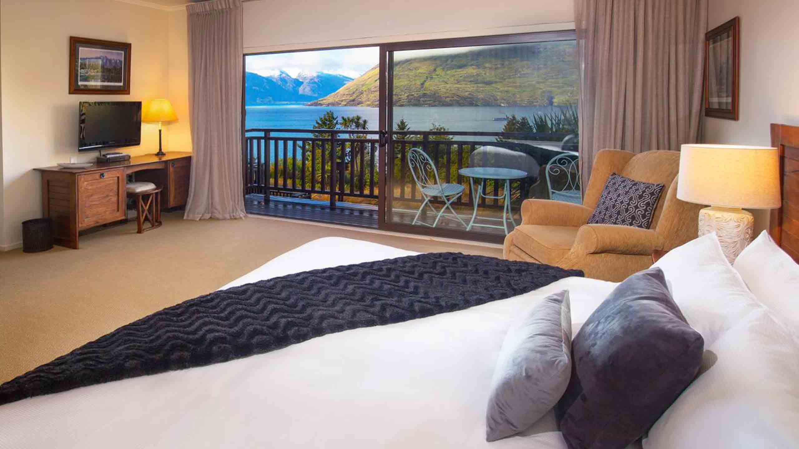 hidden-lodge-queenstown-new-zealand-room-with-a-view