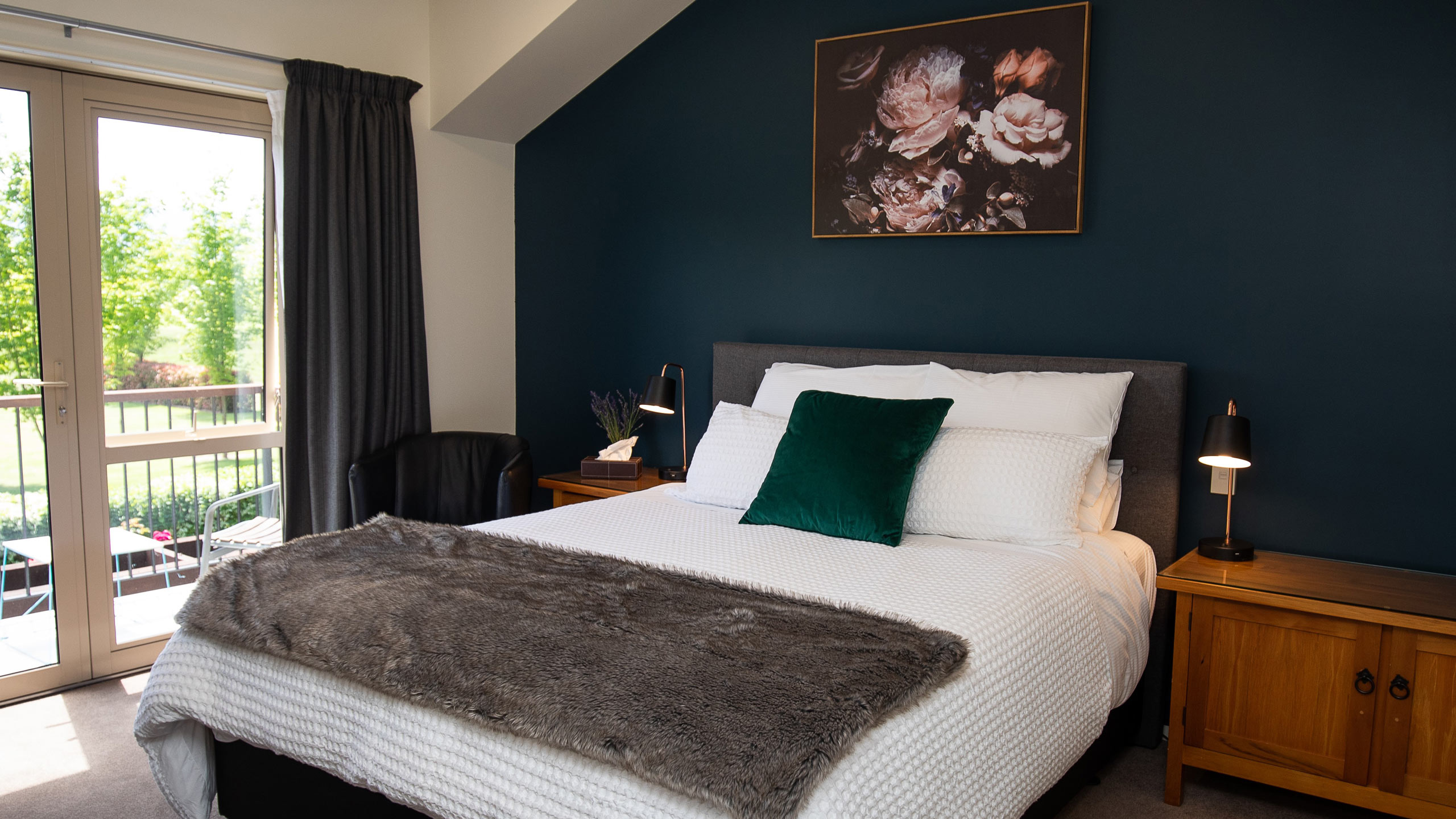 maple-lodge-wanaka-new-zealand-deluxe-king-room