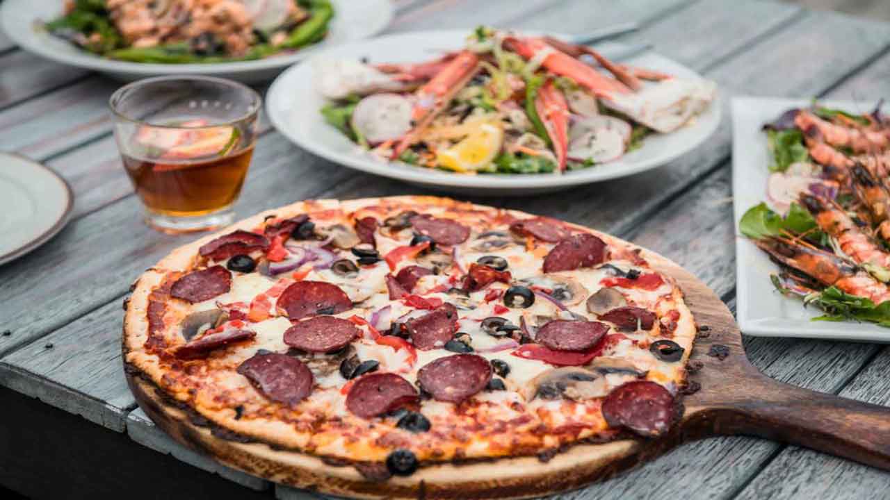 Punga-Cove-marlborough-new-zealand-couple-Boatshed-Cafe-and-Bar-lunch