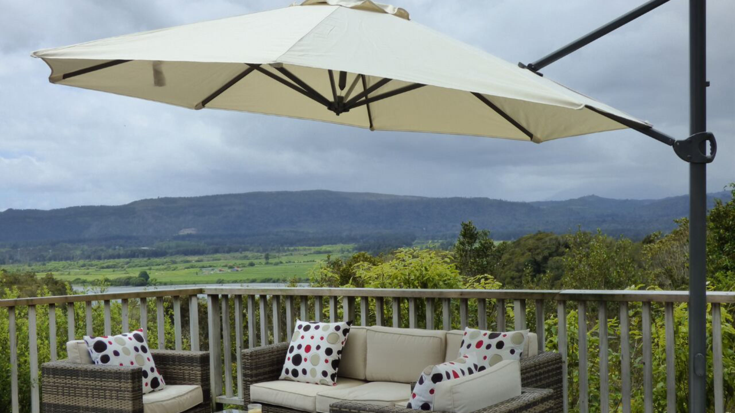 rimu-lodge-hokitika-new-zealand-outdoor-deck