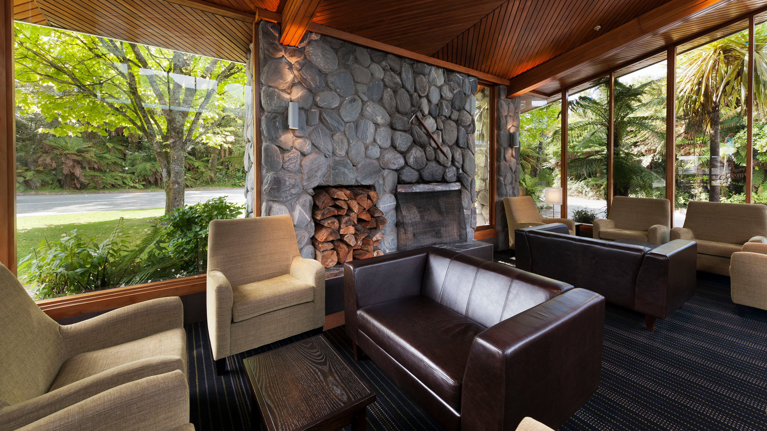 scenic-hotel-franz-josef-glacier-new-zealand-bar-area