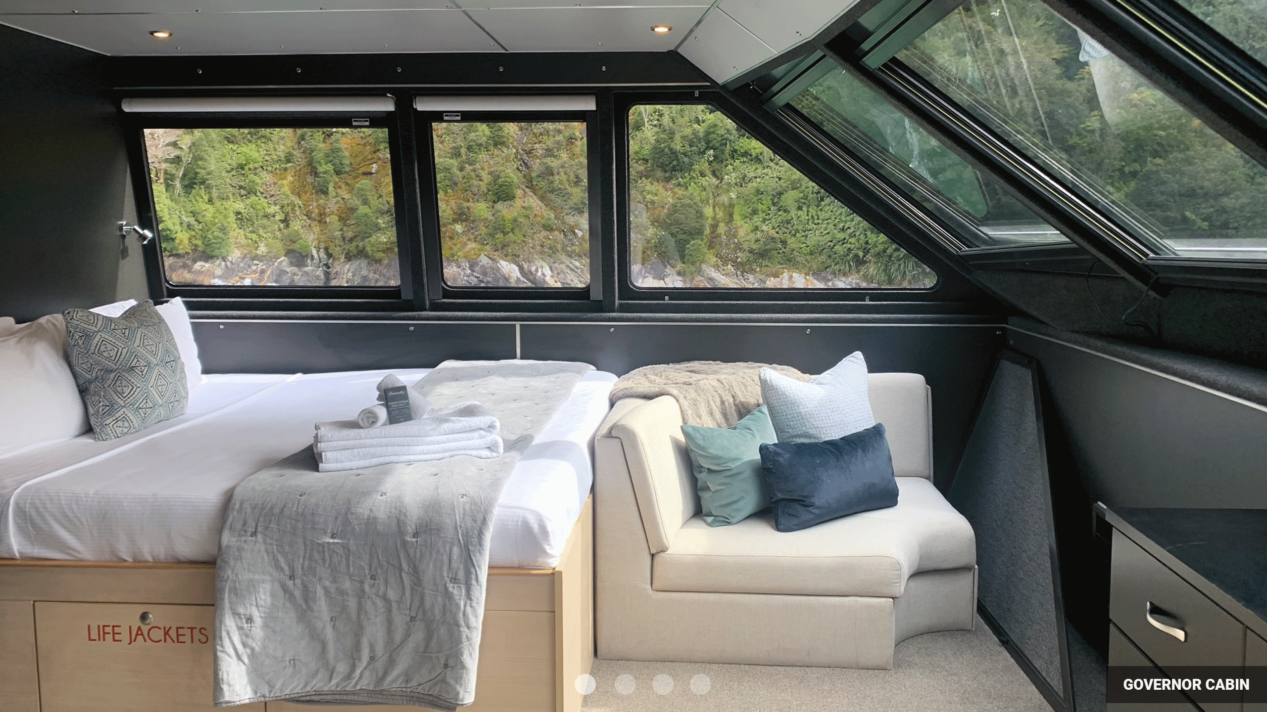 fiordland-jewel-new-zealand-milford-sound-cabins