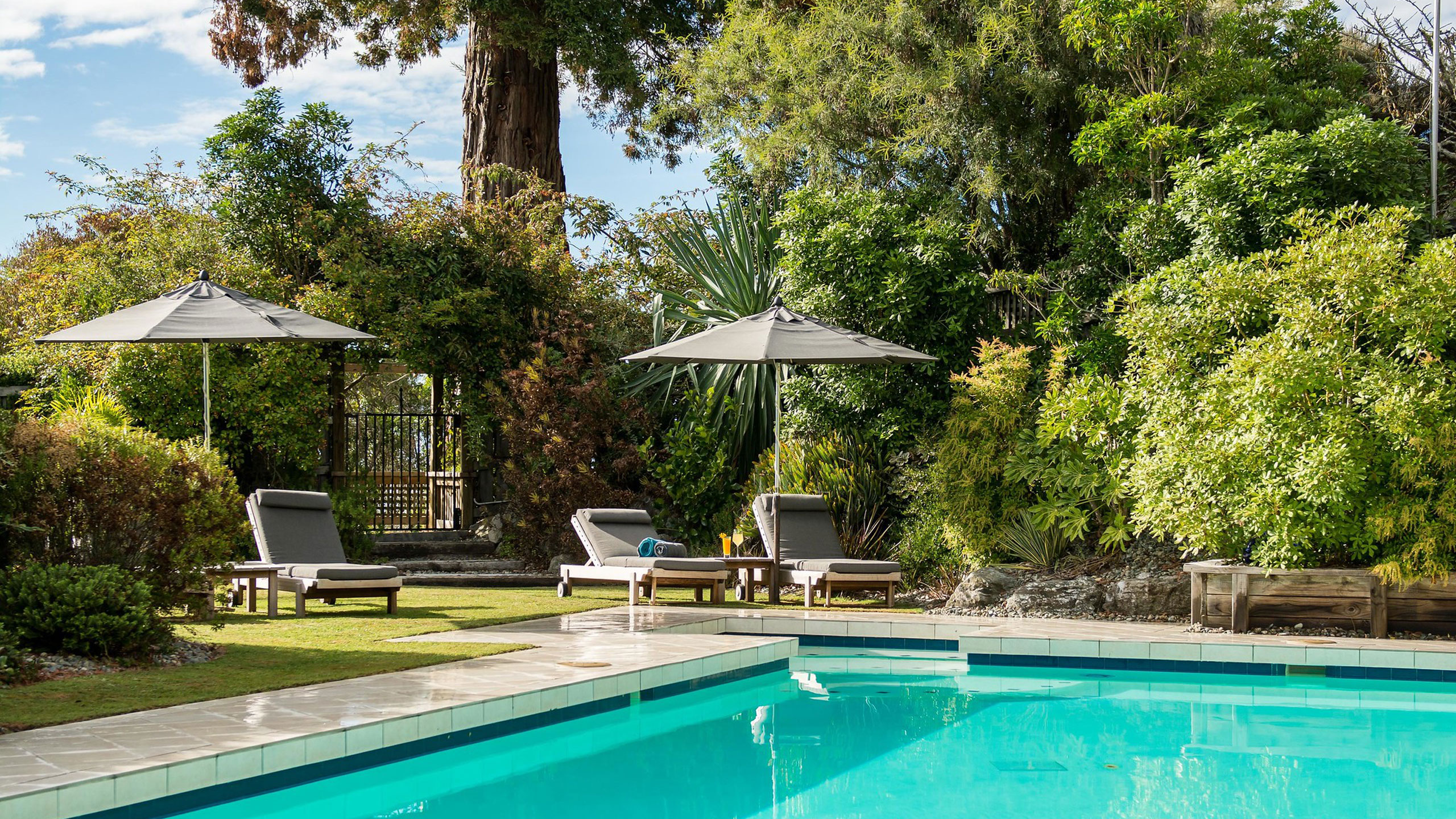 te-koi-lodge-nelson-new-zealand-pool-area