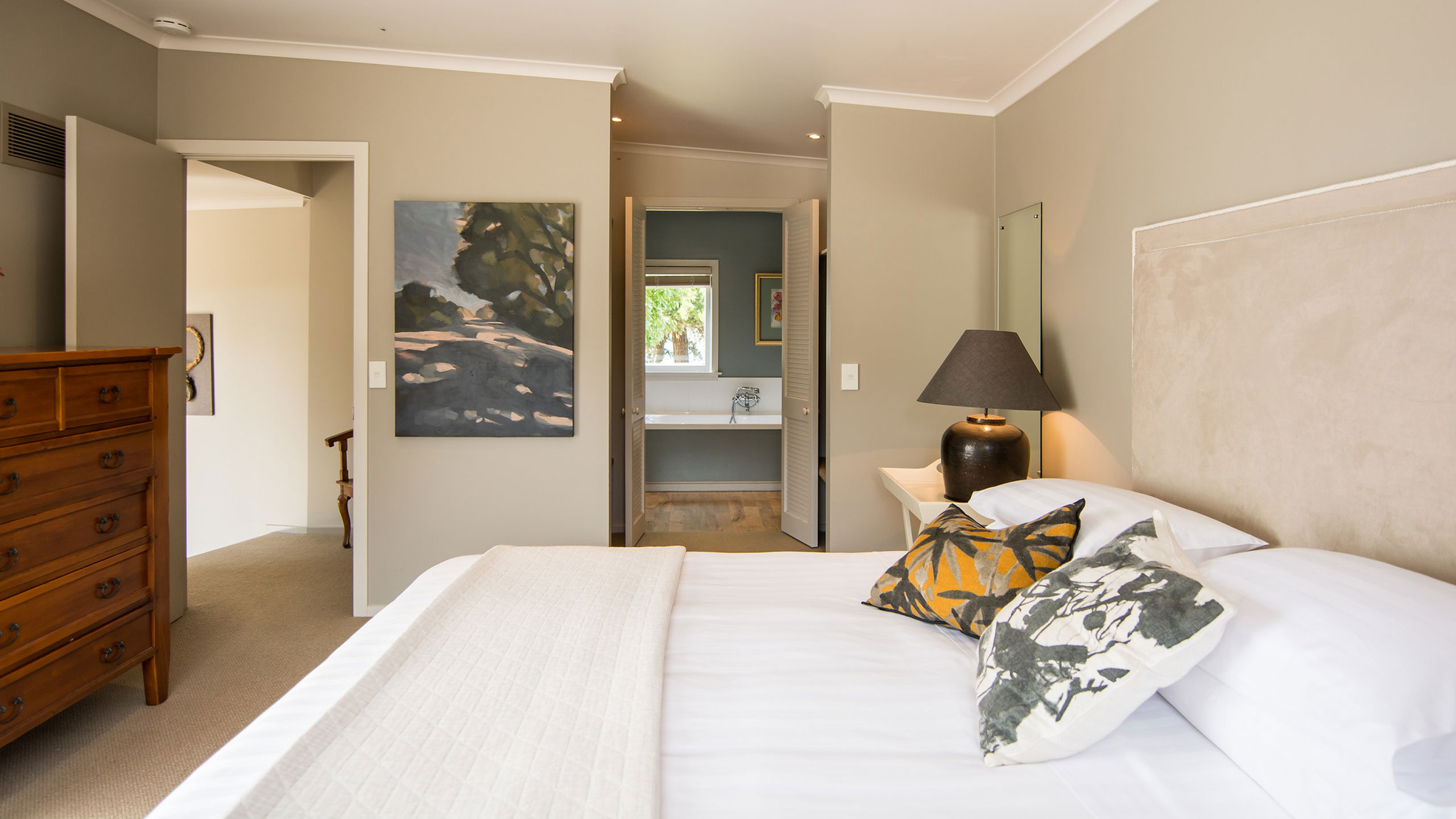 te-koi-lodge-nelson-new-zealand-room