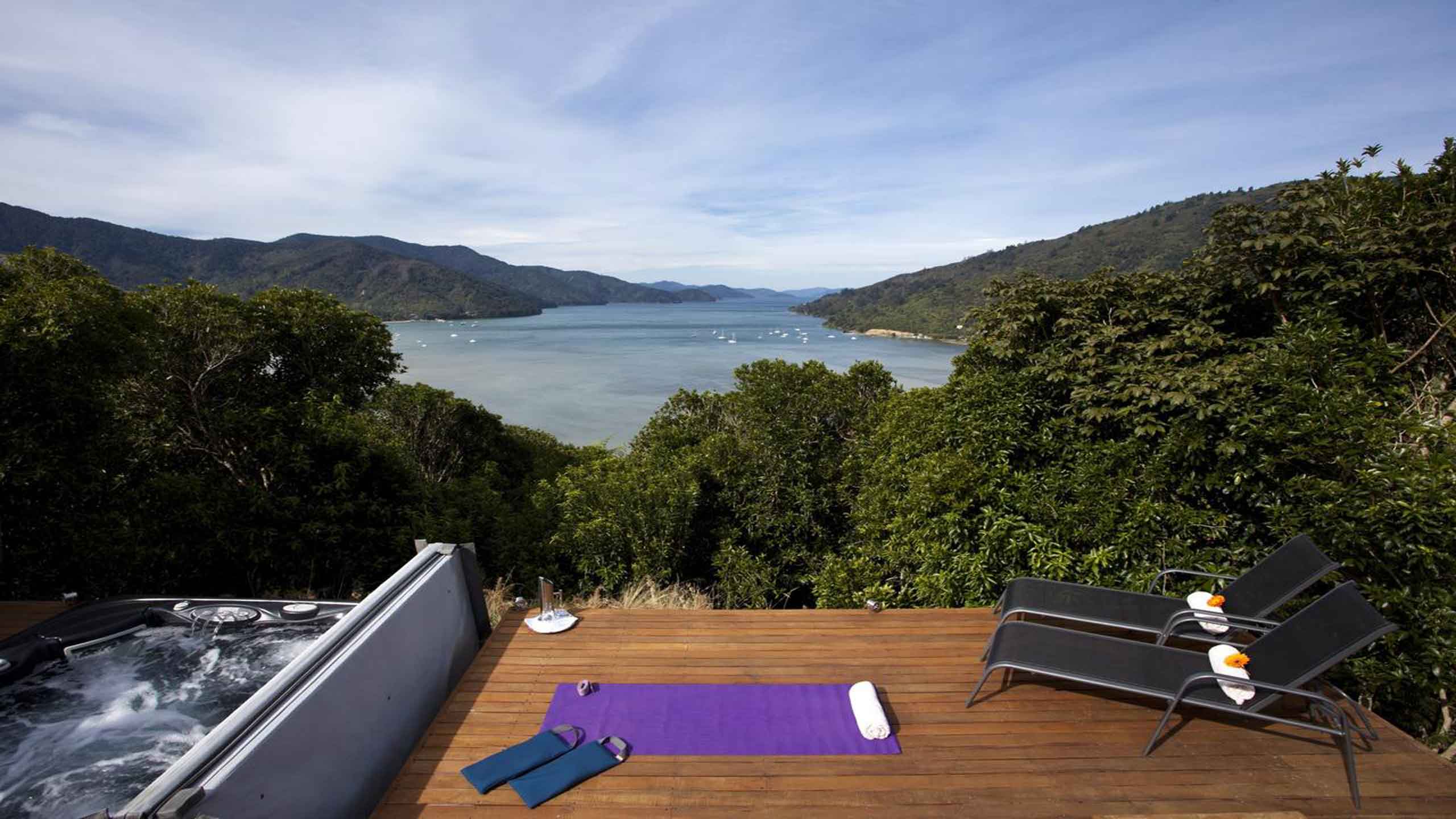 the-sounds-retreat-marlborough-sounds-new-zealand-deck-with-jacuzzi