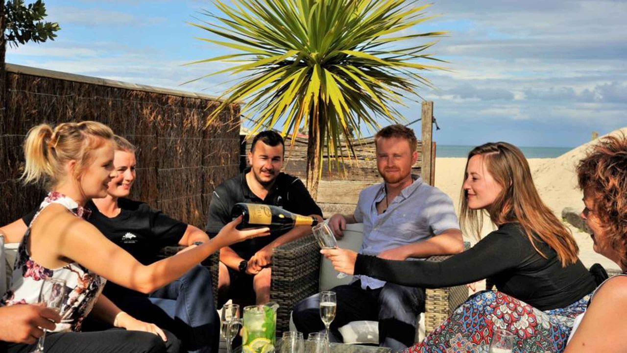 torrent-bay-lodge-able-tasman-new-zealand-torrent-bay-pre-dinner-drinks