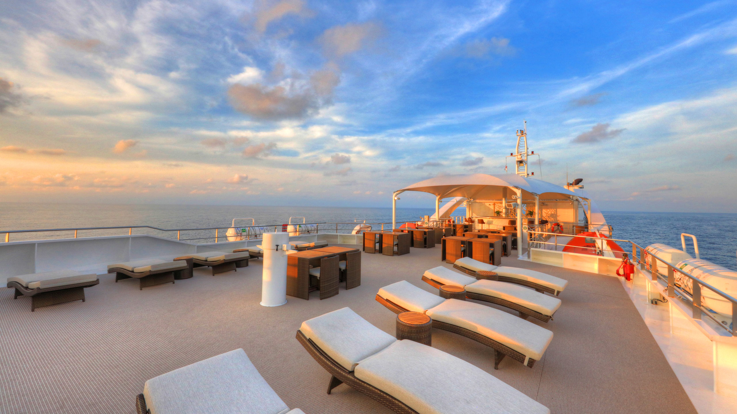 Sun-deck-Coral-Discoverer