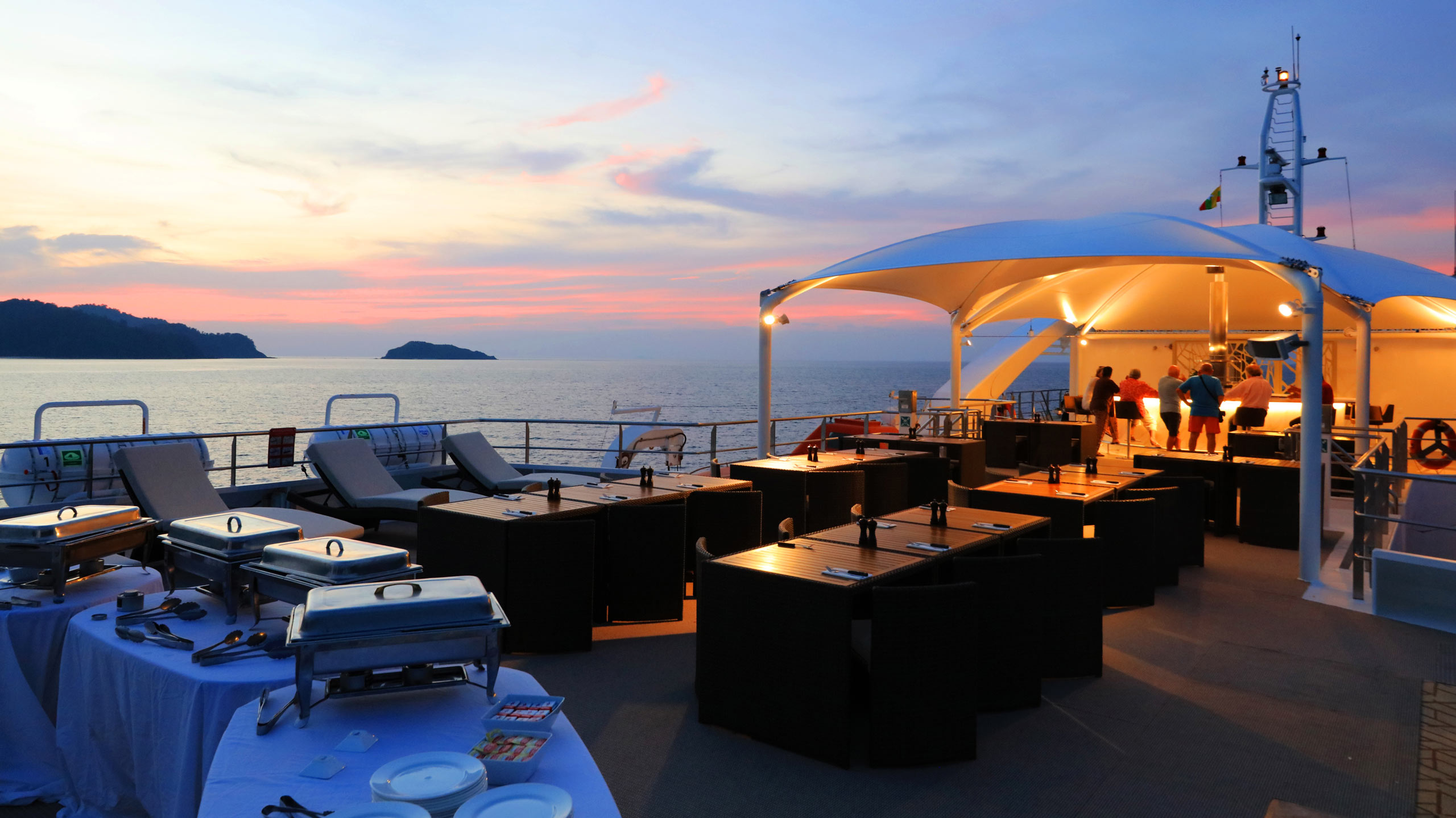 coral-discoverer-cruise-oceania-sun-deck-at-sunset