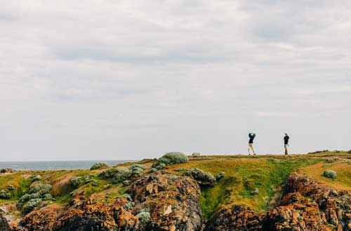 ocean-dunes-golf-course-tasmania-australia-people