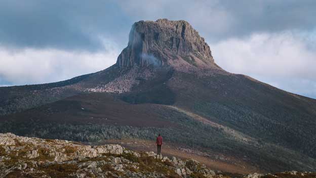 tarn-bluff-the-overland-track-tasmania-australia