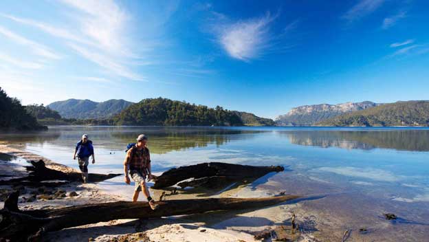 lake-waikaremoana-walk