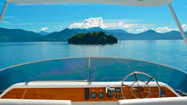 queen-charlotte-track-luxury-walk-and-cruise-on-deck-