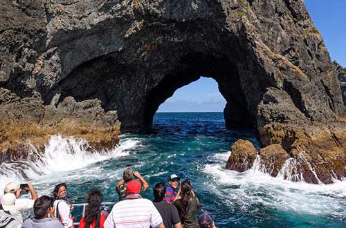 Hole-in-Rock-island-stopover-entering-hole