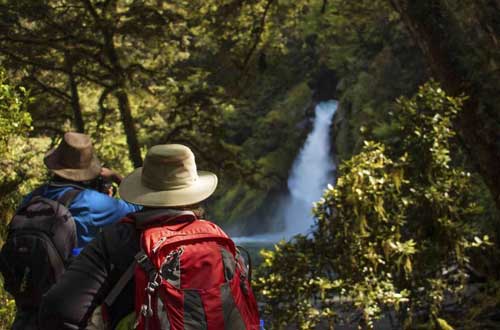 milford-track-giant-gate-waterfall-new-zealand