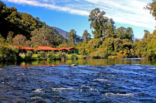 wilderness-lodge-lake-moeraki-new-zealand-exterior-and-lake