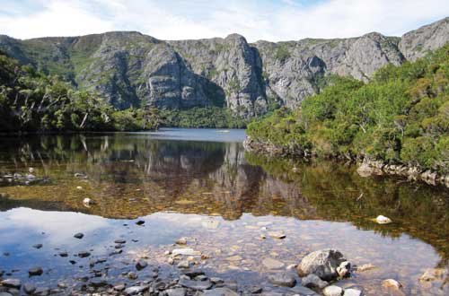 tasmania-australia-cradle-lake-on-overland-track